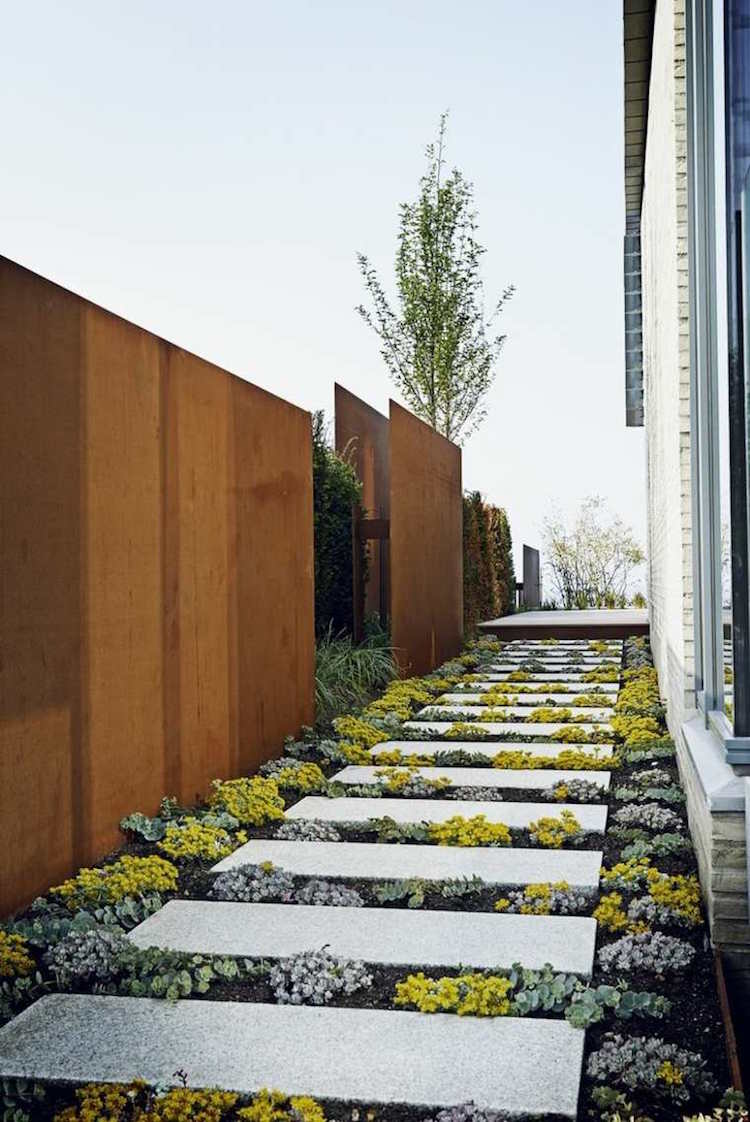 amenagement paysager moderne palissade acier corten allee dalles granit plantes couvre sol