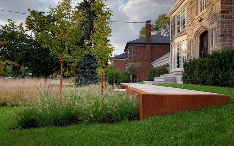 amenagement paysager moderne patio acier corten graminees ornement