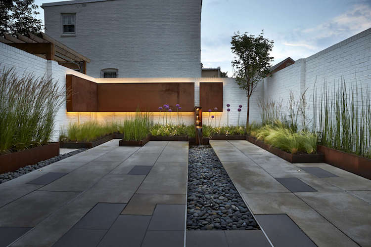 amenagement paysager moderne patio dalles beton deco acier corten