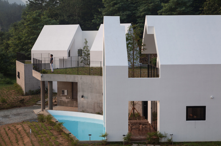 architecture contemporaine minimaliste geometrie piscine beton toit terrasse