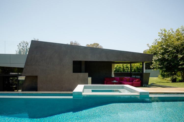 architecture geometrique beton piscine moderne