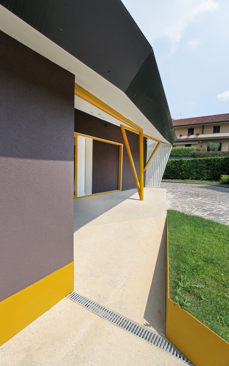 architecture moderne facade grise jaune parterre sureleve
