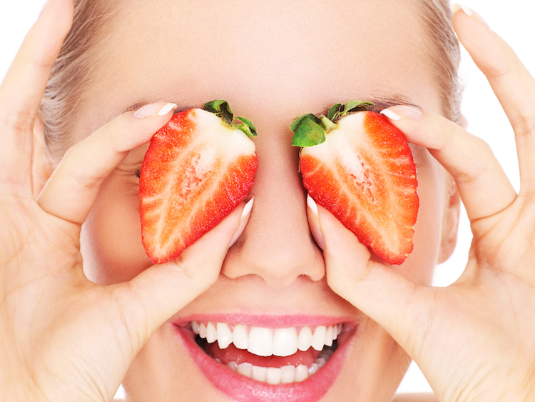 bienfaits des fraises beauté anti yeux gonflés