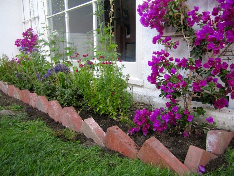 bodure pour jardin briques semi enterrees parterre fleurs