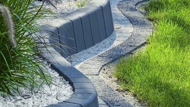 bordure pour jardin elements beton deco gravier concasse blanc