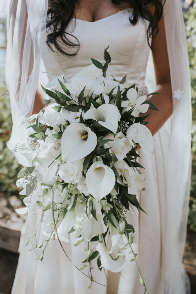 bouquet de mariée en cascade arums blancs