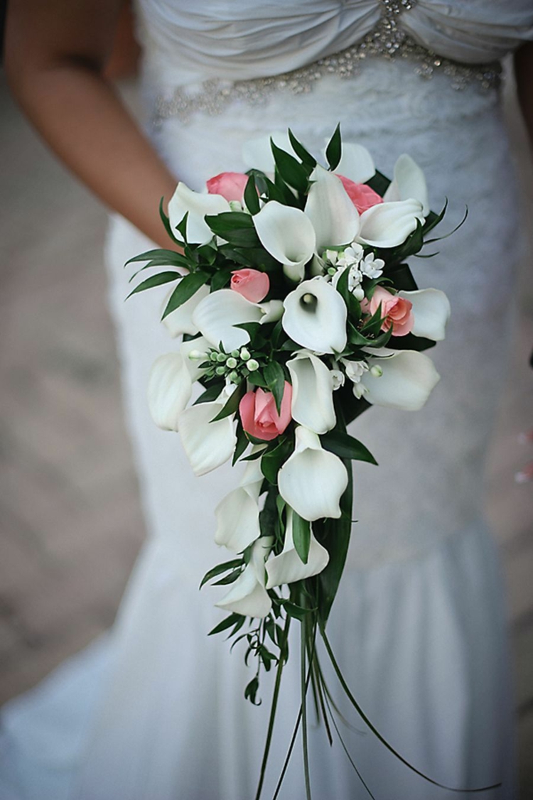 bouquet de mariée en cascade arums et roses