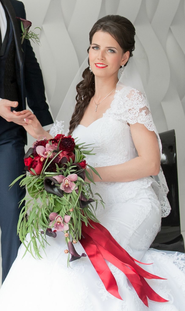 bouquet de mariée en cascade avec ruban rouge