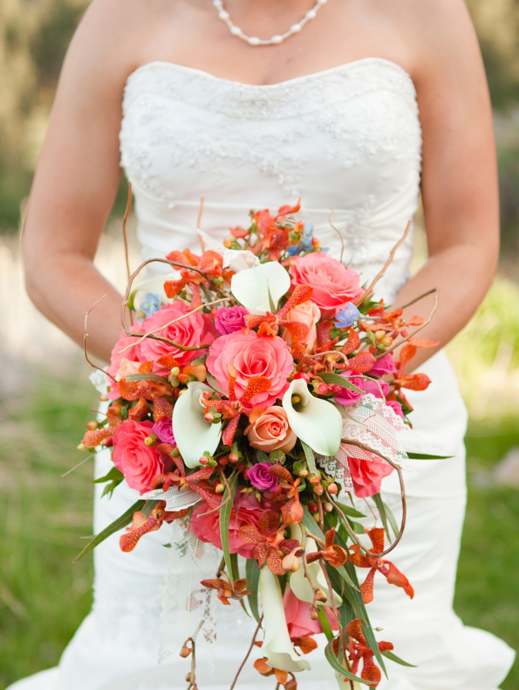 bouquet de mariée en cascade couleurs printanières