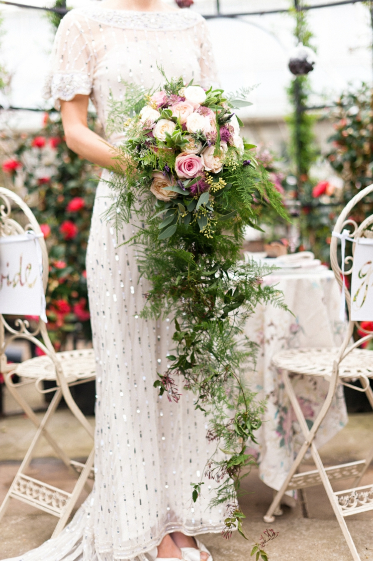 bouquet de mariée en cascade herbe décorative roses