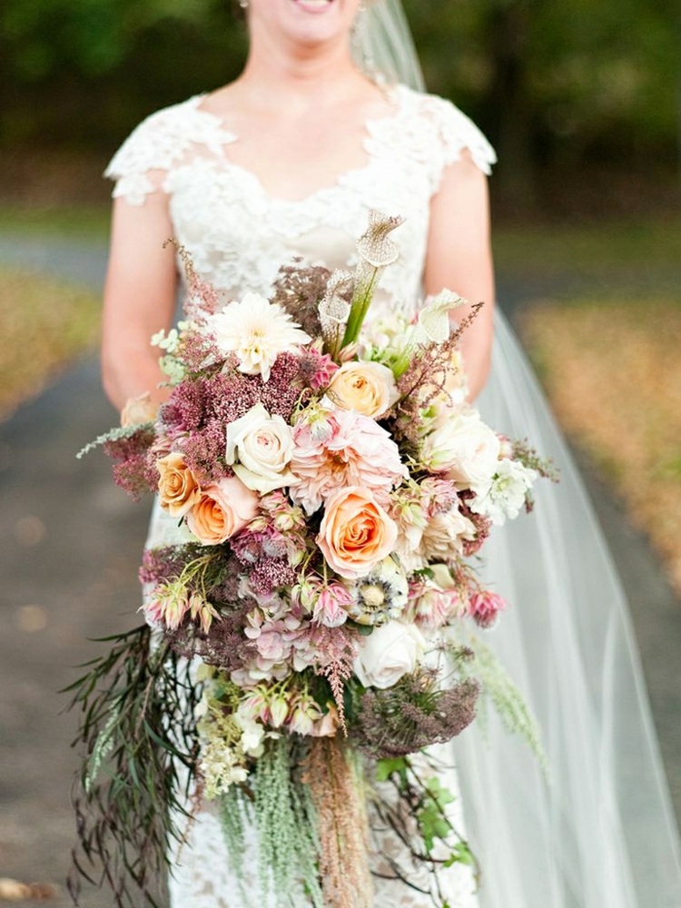 bouquet de mariée en cascade jolie composition florale roses