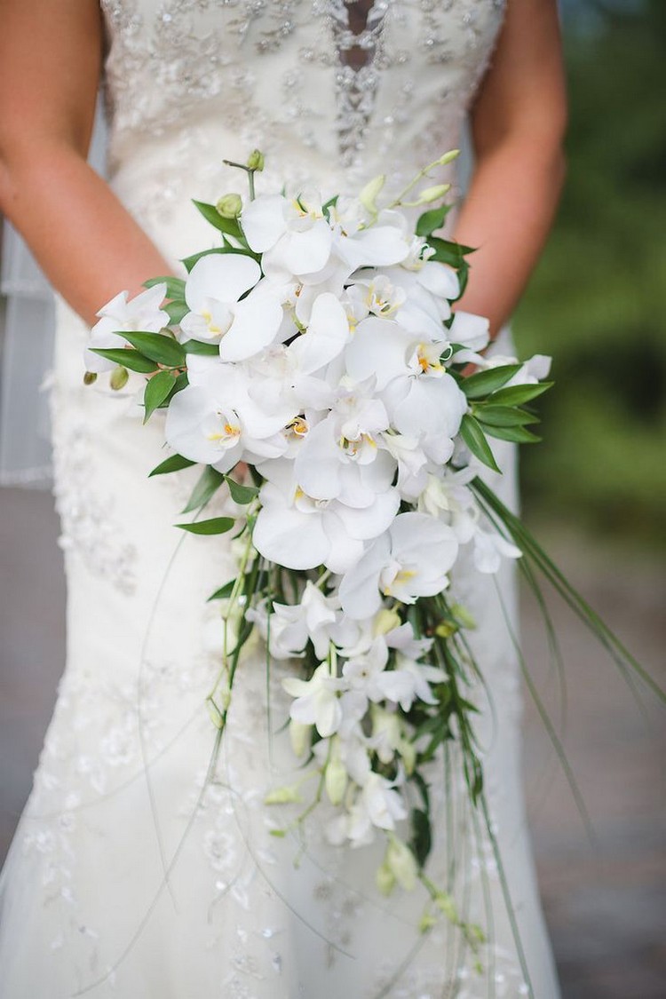 bouquet de mariée en cascade orchidées blanches