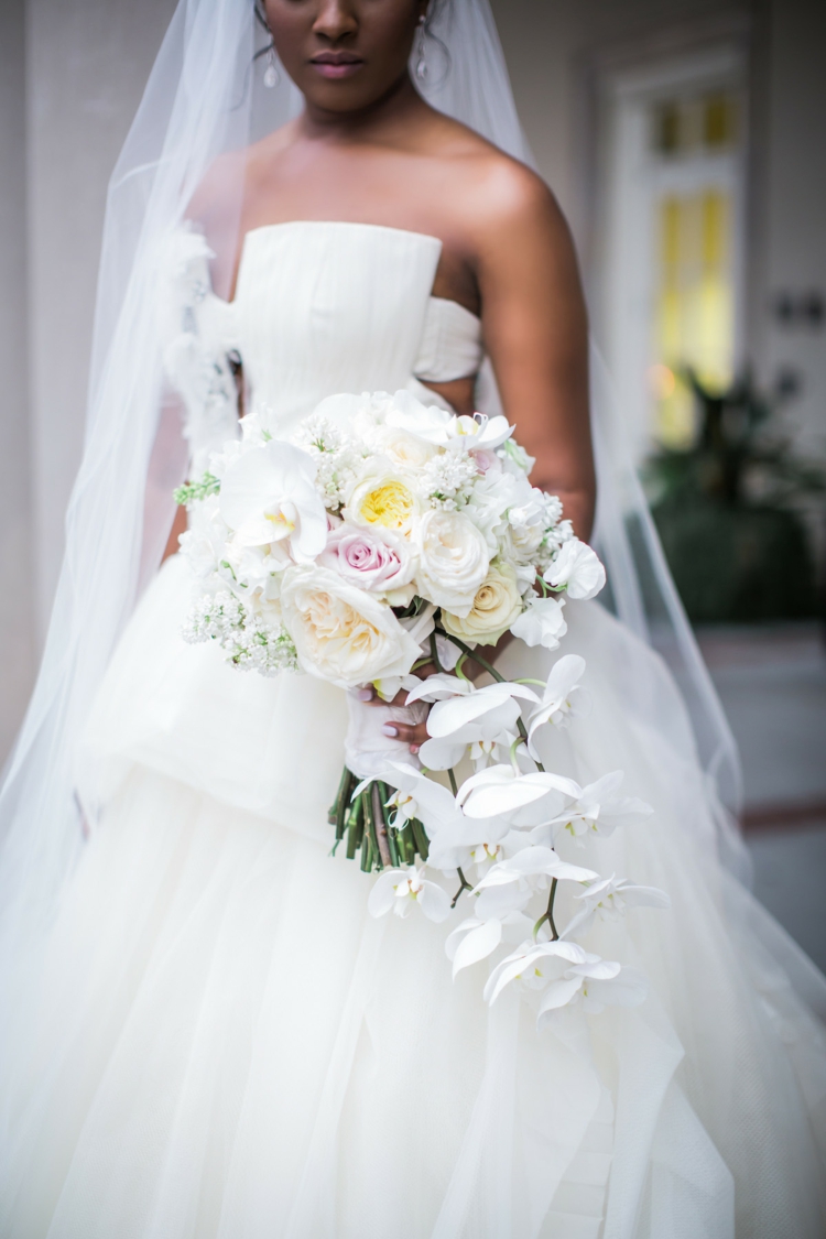 bouquet de mariée en cascade orchidées et roses
