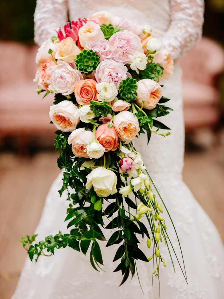 bouquet de mariée en cascade pivoines et plantes succulentes