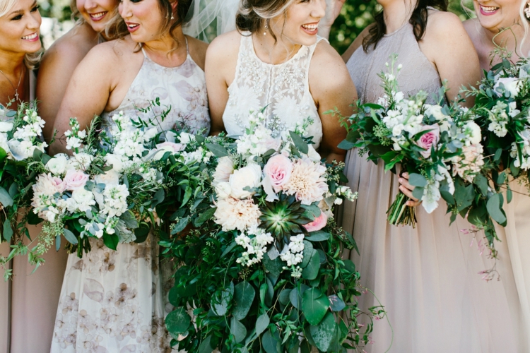 bouquet de mariée en cascade privilégiant le feuillage vert