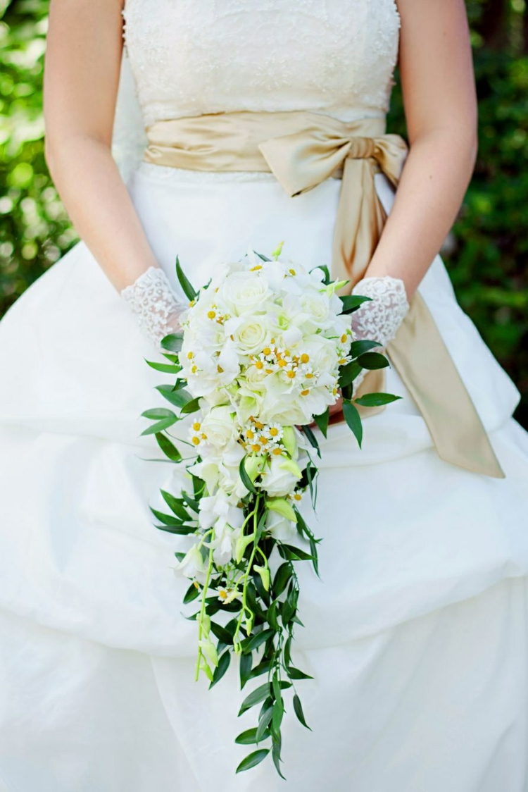 bouquet de mariée en cascade roses blanches