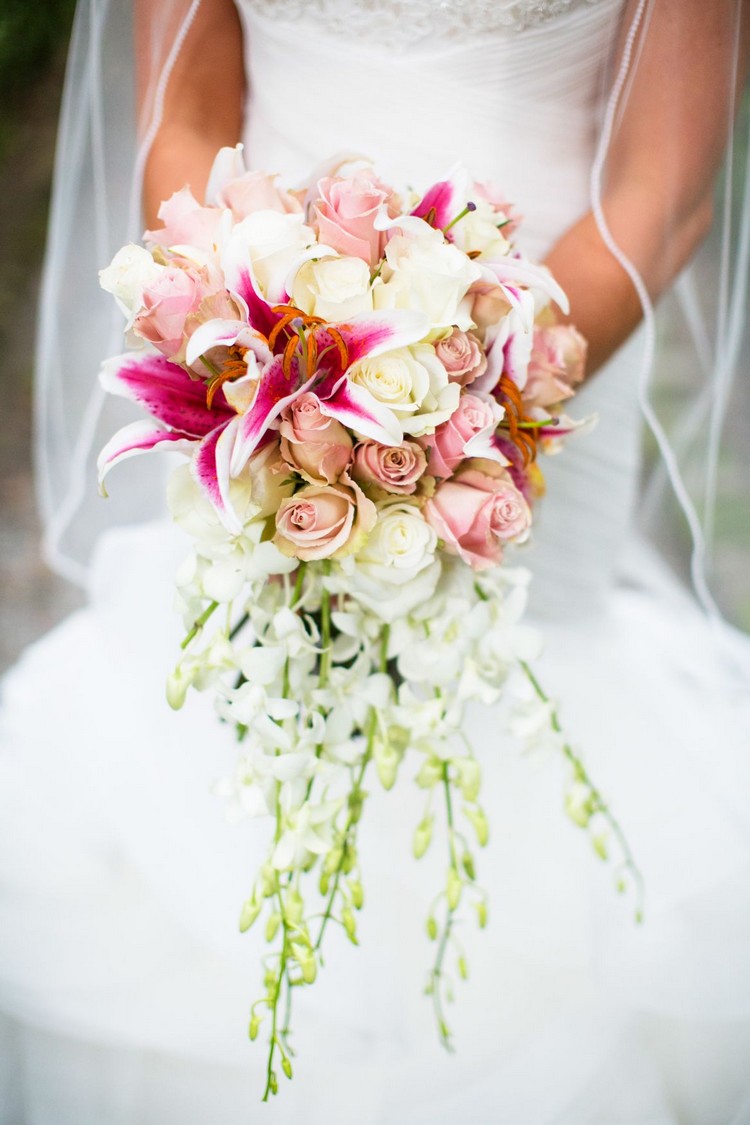 bouquet de mariée en cascade roses et lys