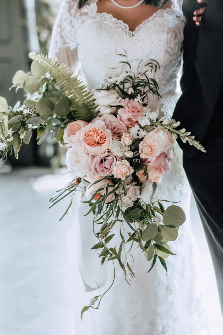 bouquet de mariée en cascade roses herbes décoratives