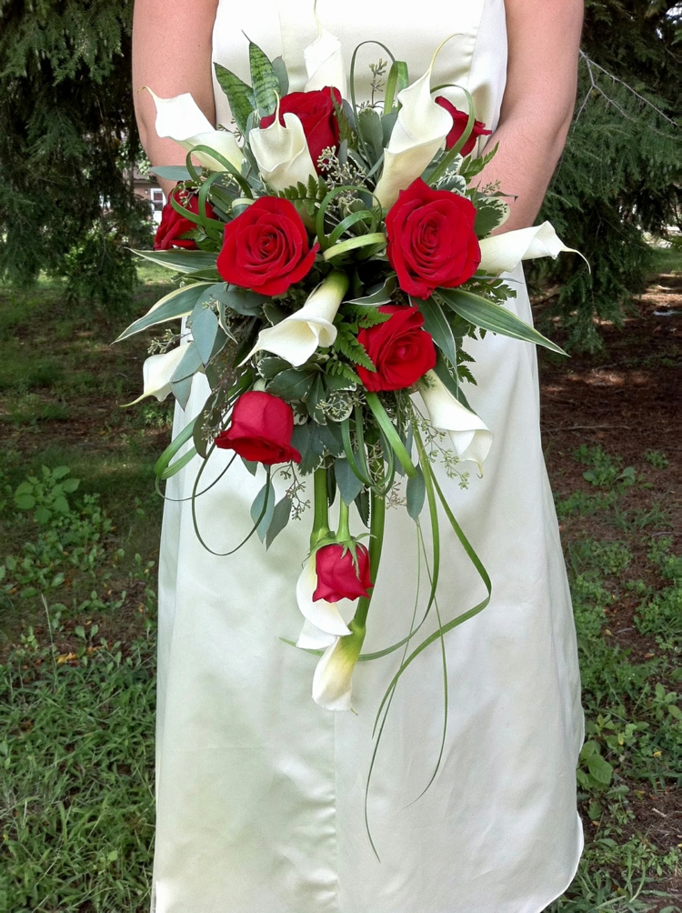 bouquet de mariée en cascade roses rouges arums blancs
