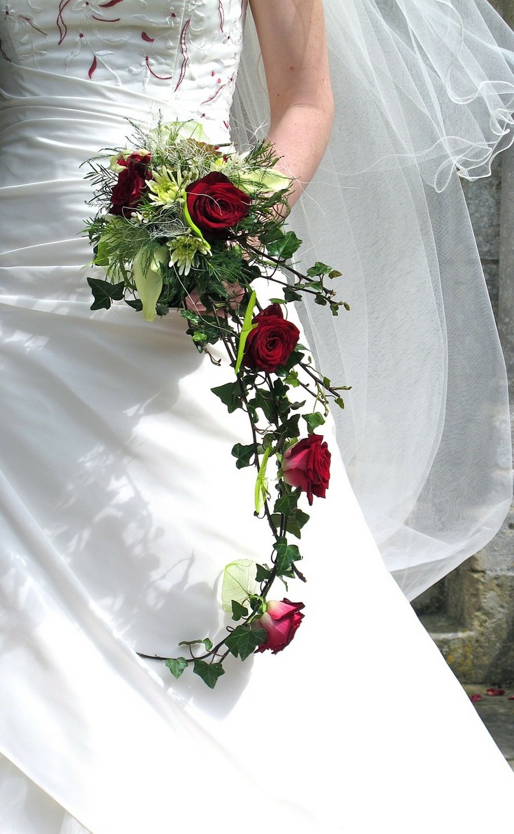 bouquet de mariée en cascade roses rouges