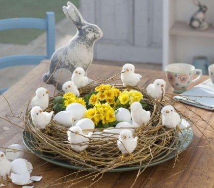 bricolage de couronne de Pâques centre de table et déco en poussins