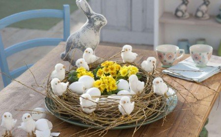 bricolage de couronne de Pâques centre de table et déco en poussins