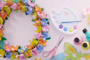 bricolage de printemps pour enfants couronne fleurs boites oeufs carton peintures pastel