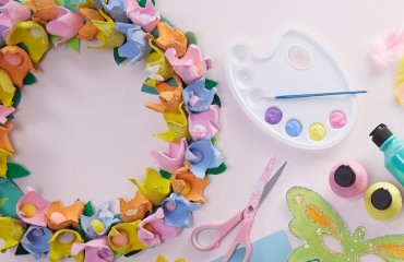 bricolage de printemps pour enfants couronne fleurs boites oeufs carton peintures pastel