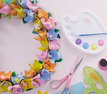 bricolage de printemps pour enfants couronne fleurs boites oeufs carton peintures pastel