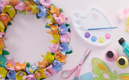 bricolage de printemps pour enfants couronne fleurs boites oeufs carton peintures pastel