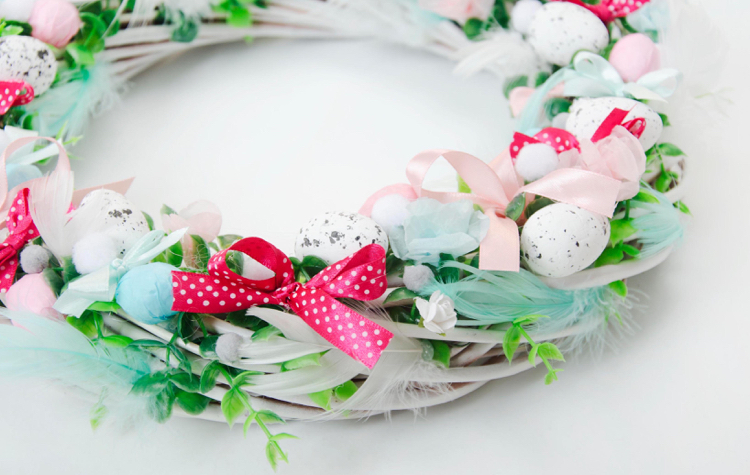 bricolage et décoration de couronne de Pâques comme centre de table