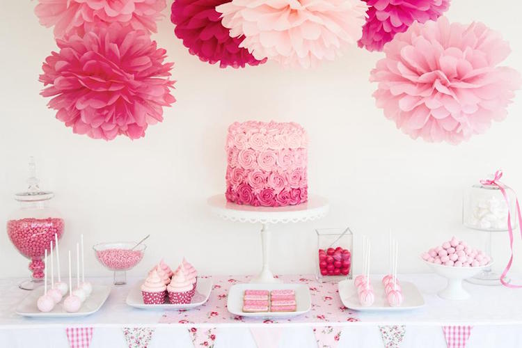 buffet de baptême pour fille avec décoration en nuances roses