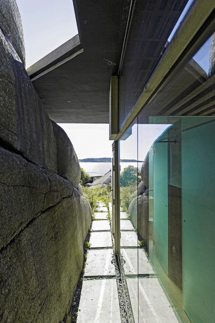 cabane norvégienne murs en verre marches en béton