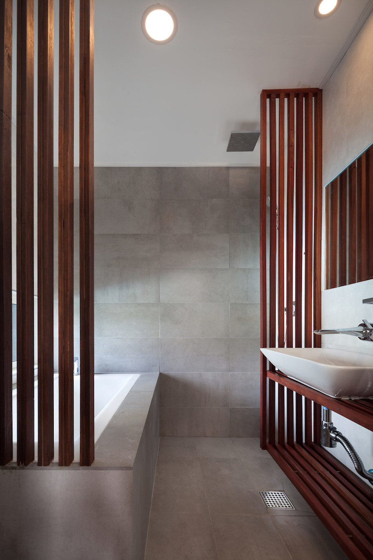carrelage salle de bain aspect beton panneau separation bois