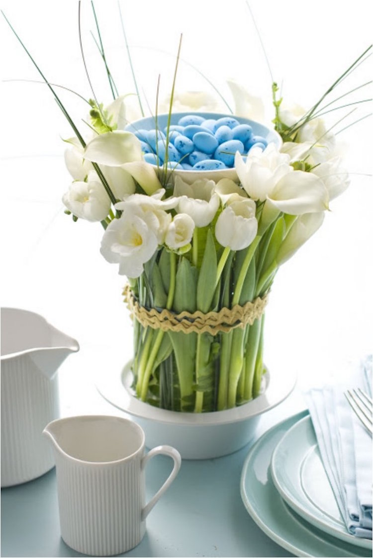 centre de table Paques en arums et tulipes blancs et oeufs bleus