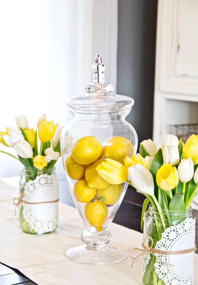centre de table Paques en bouquets de tulipes et bocal sur pied de citrons