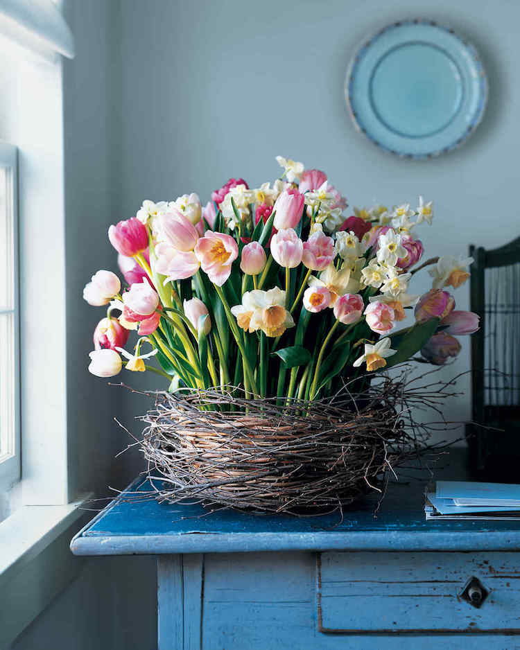 centre-de-table-Paques-en-narcisses-et-tulipes-cache-pot-nid.jpg
