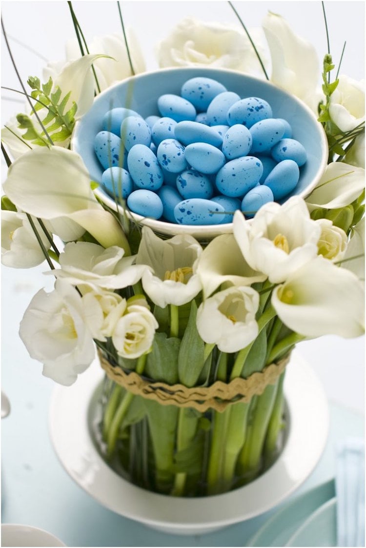 centre de table de Paques original en tulipes et oeufs de caille bleus
