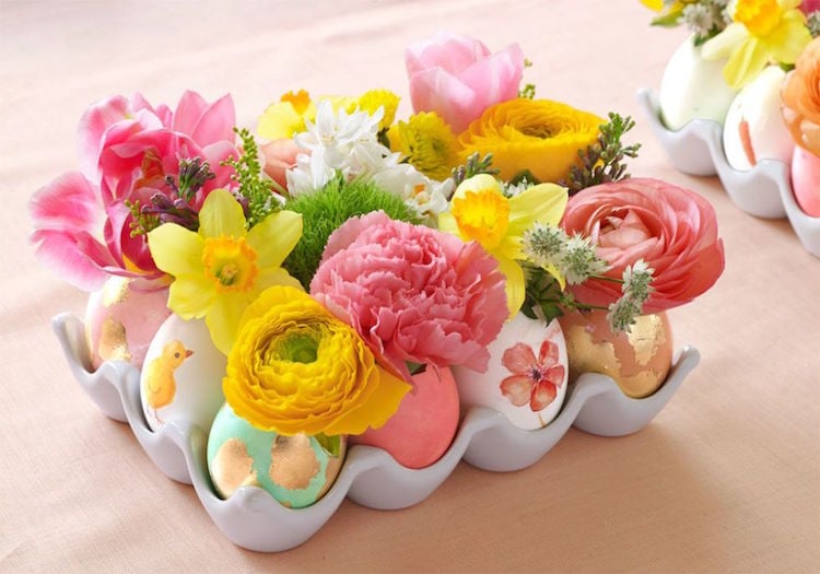 centre de table pour Paques en fleurs de printemps en vases-coquilles