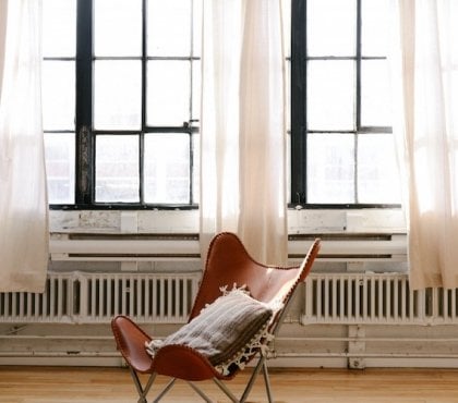 chaise en cuir fauteuil papillon dans un loft industriel chic
