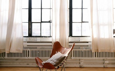 chaise en cuir fauteuil papillon dans un loft industriel chic