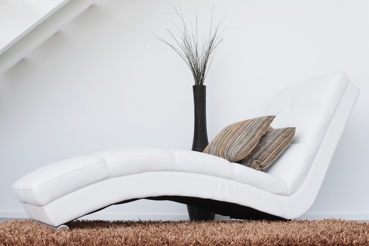 chaise longue en cuir blanc de design moderne et tapis à poil long