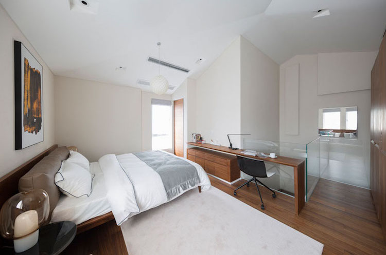 chambre à coucher moderne avec sol et meubles en bois de noyer massif