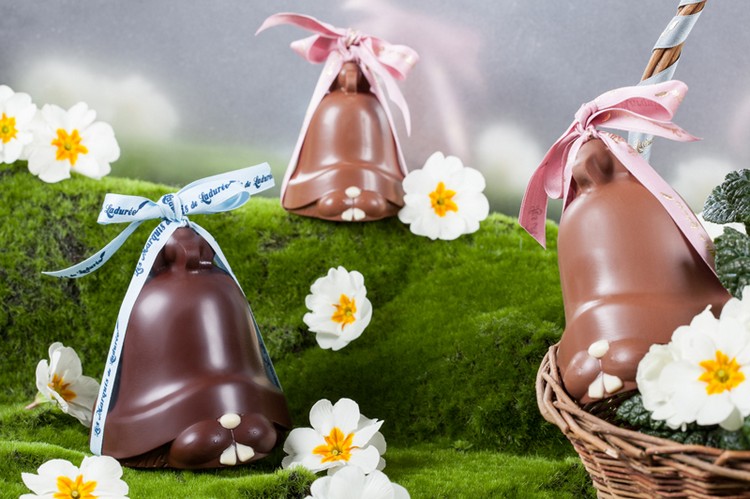 cloches de Pâques en chocolat décorées de rubans