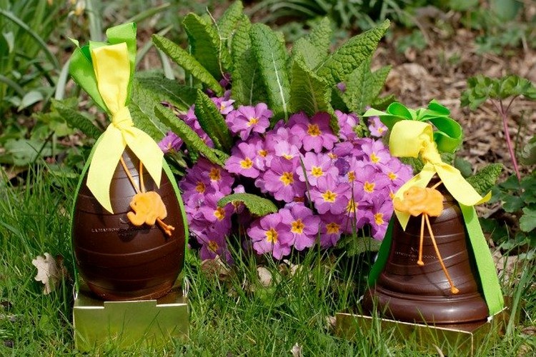 cloches de Pâques en chocolat déposées dans le jardin