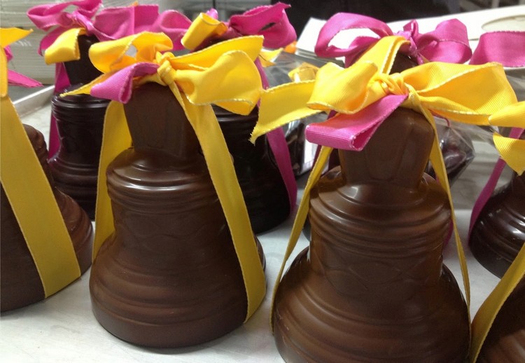 cloches de Pâques en chocolat rubans