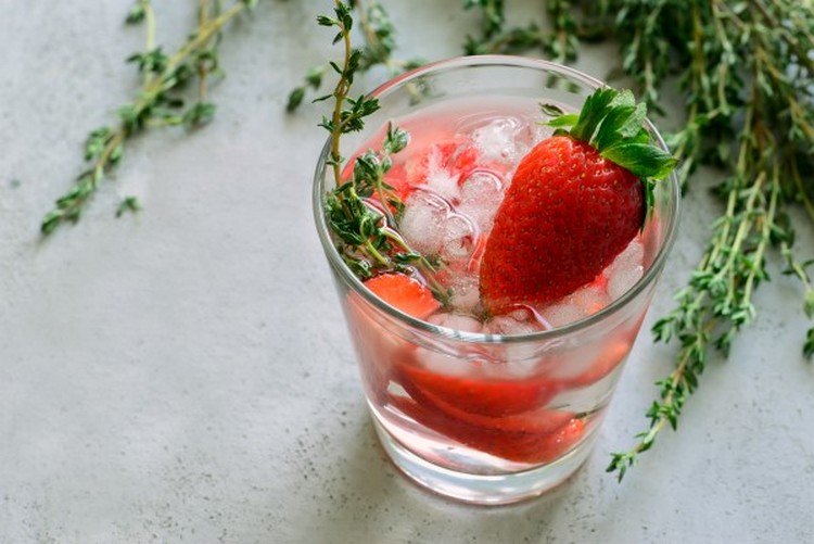 cocktail d'été avec fraises vodka gin tonic top recettes boissons alcoolisés