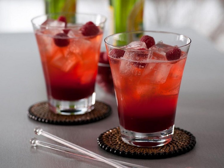 cocktail d'été avec pommes grenade fruits rouges idée appétissante