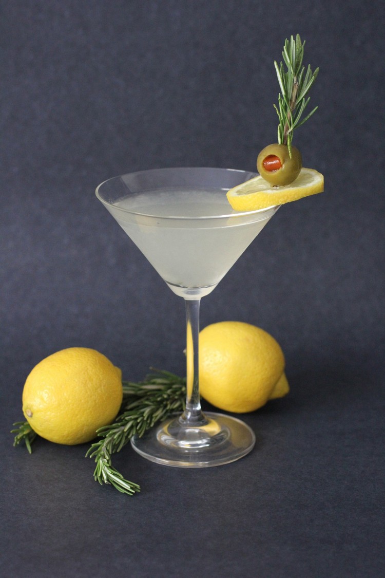 cocktail d'été martini olives citron romarin bar boisson fête jardin garden party