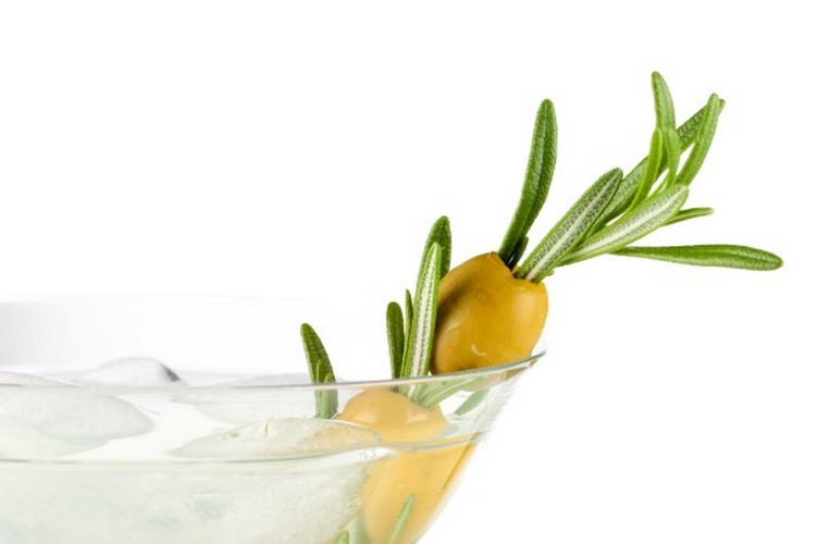 cocktail d'été martini romarin olives idée estivale boisson fête jardin soirée copines